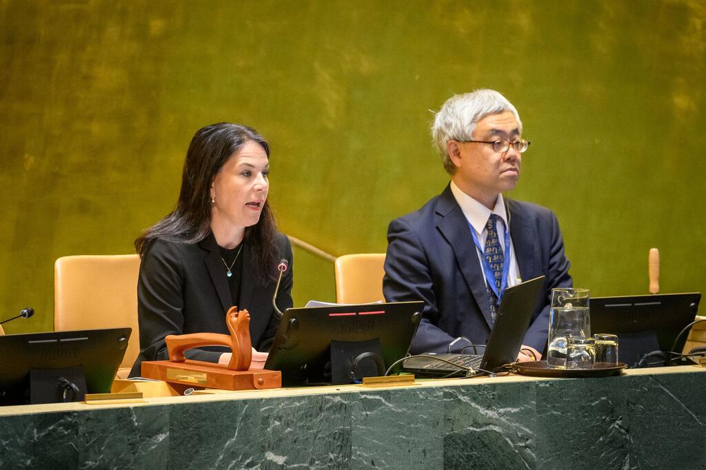 رئيسة الجمعية العامة للأمم المتحدة أنالينا باربوك (على اليسار) ترأس اجتماعا حول استخدام حق النقض في مجلس الأمن الدولي.